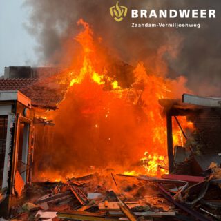 Grote brand 📍Wereldkeuken Westzaan #kring1 #8031 #brandweerzaandam #zaandam #vrzw #brandweerkazerne  #brandweernederland #brandweer #firebrigade #straz #Firedept #firefighter #fireman #feuerwehr #feuerwehrmann #bomberos #pompiers #brandweervrouw #femalefirefighter #feuerwehrfrau